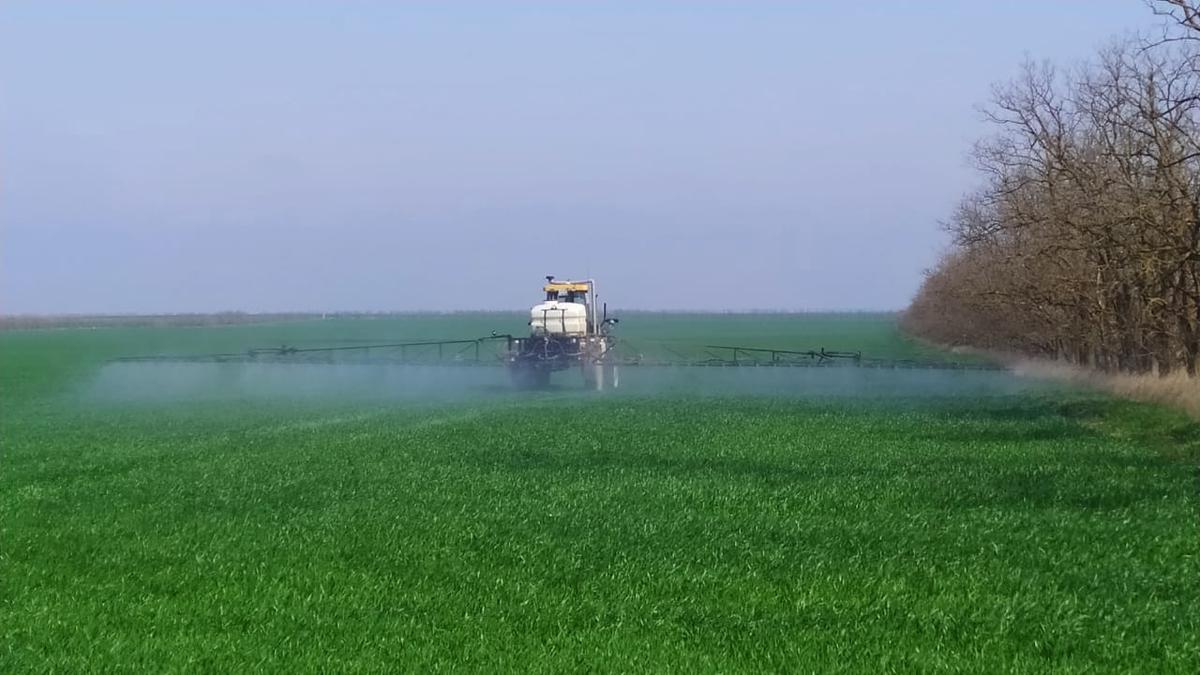 Аграрии Ставрополья делают химпрополку озимых