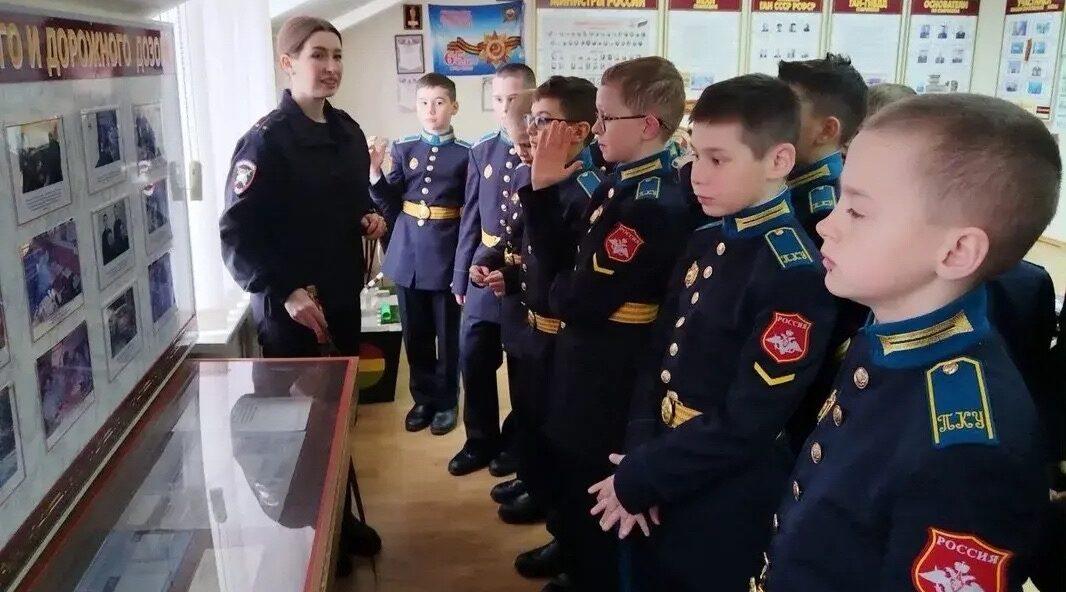 Юных кадет познакомили с профессией автоинспектора