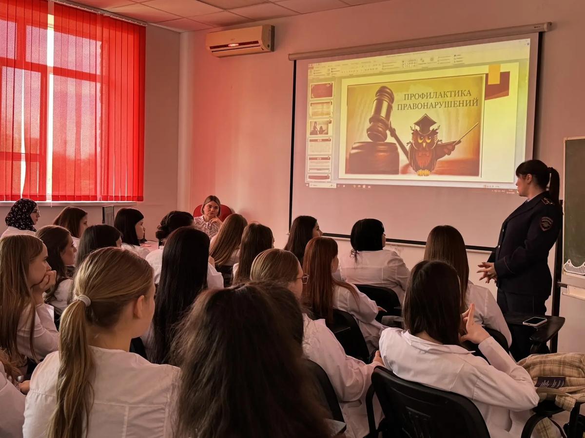 Стражи порядка провели антинаркотическую лекцию для будущих медиков Ставрополя