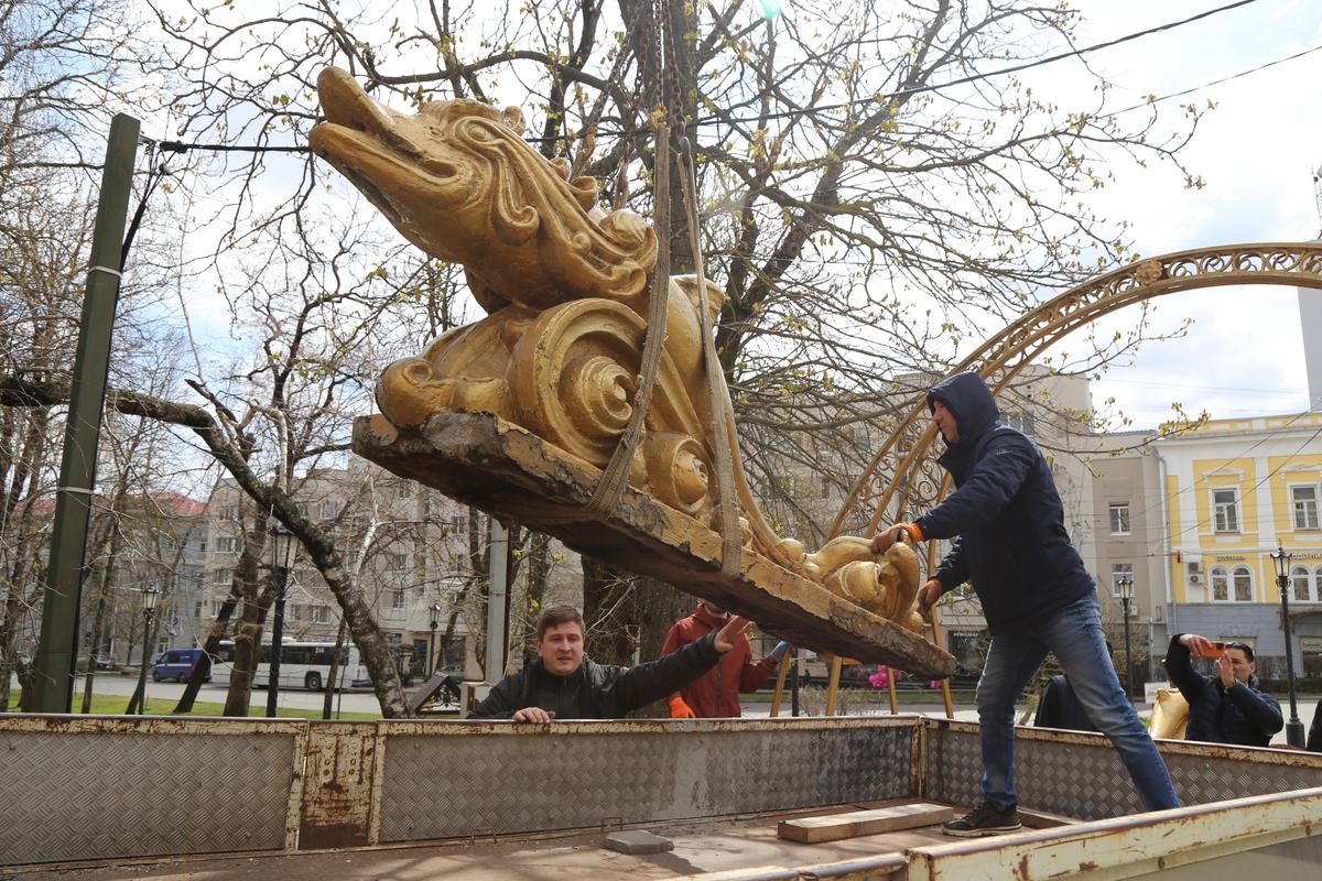 В Ставрополе продолжается реставрация стенки «Дельфины»