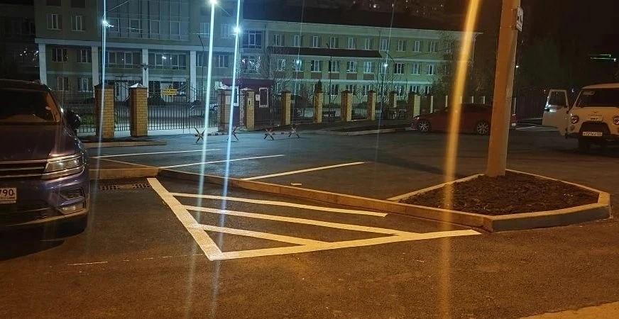 У нового корпуса 39 школы в Ставрополе обустроили парковку и тротуар