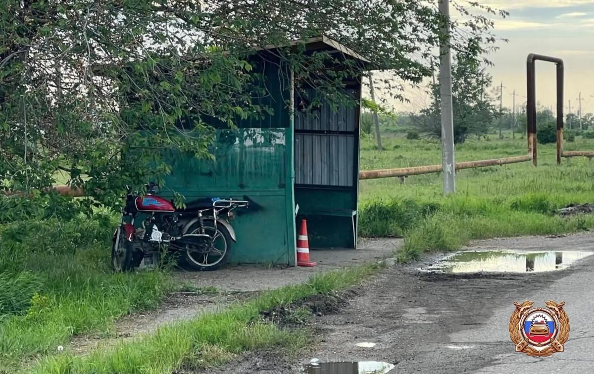 В Минераловодском округе подросток на мопеде въехал в автобусную остановку