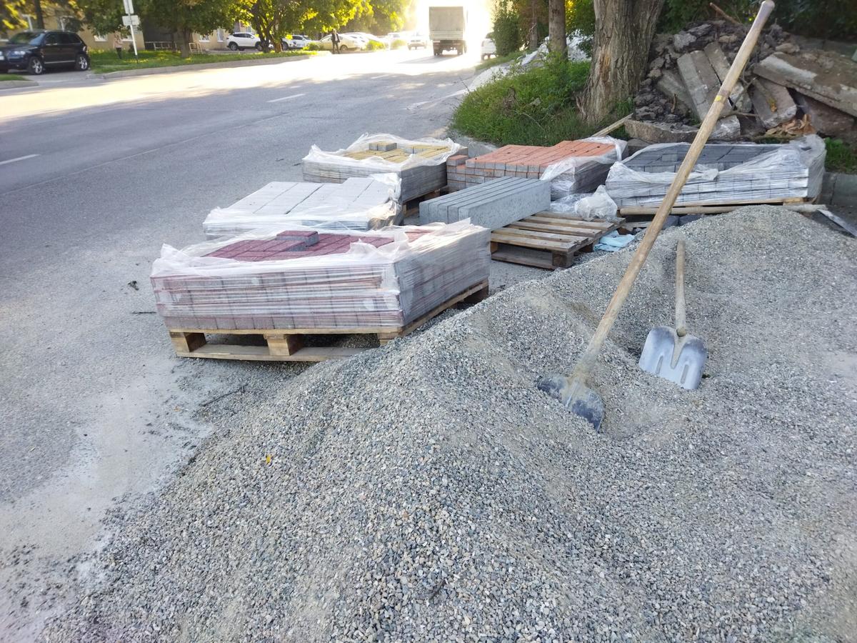В селе Казьминском на Ставрополье благоустраивают новый тротуар