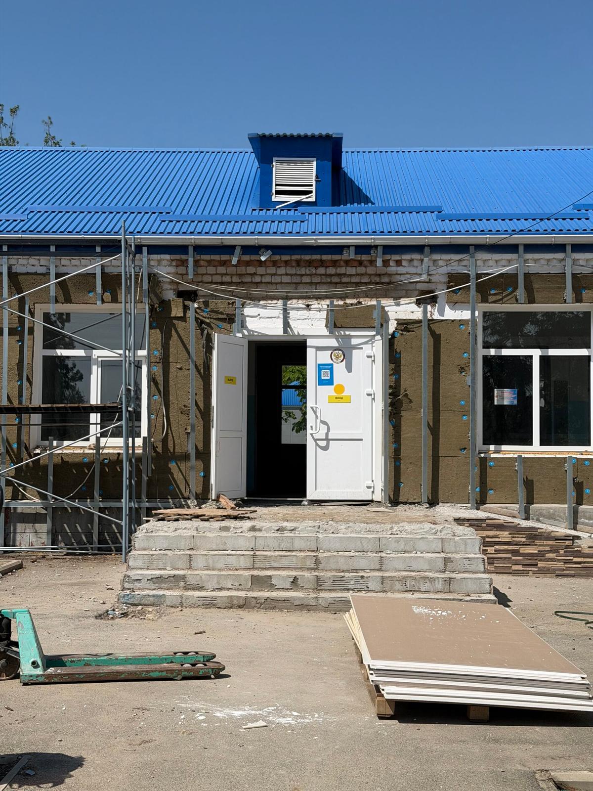 В Красногвардейском округе с опережением графика ремонтируют сельскую школу