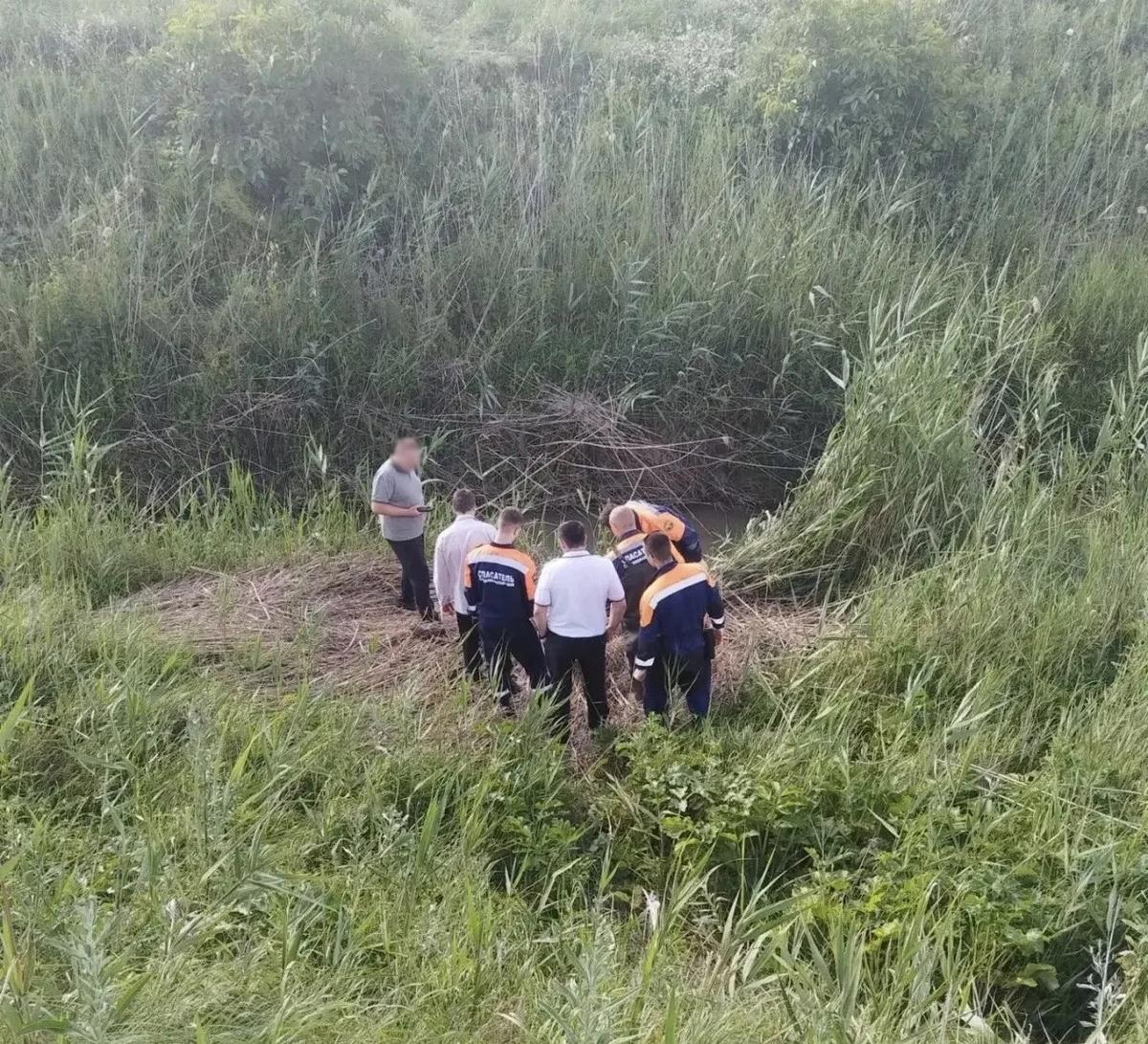 В Труновском округе из водоема достали тело мужчины