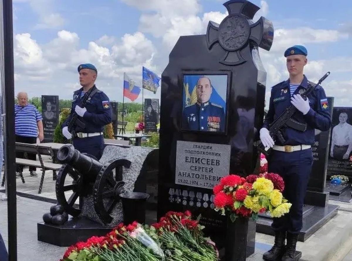 В Ставрополе к годовщине гибели открыли памятник десантнику Сергею Елисееву