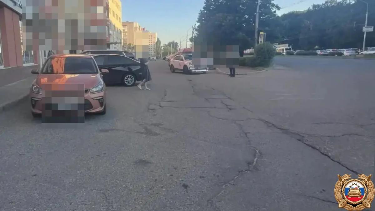 На парковке в Ставрополе водитель автомобиля сбил подростка на самокате