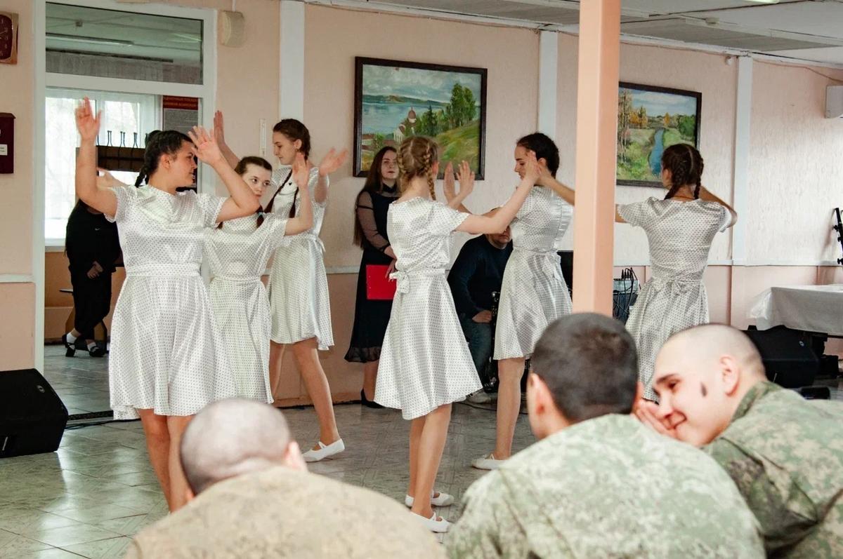 В госпитале Ставрополя для участников СВО дали концерт артисты ЮВО