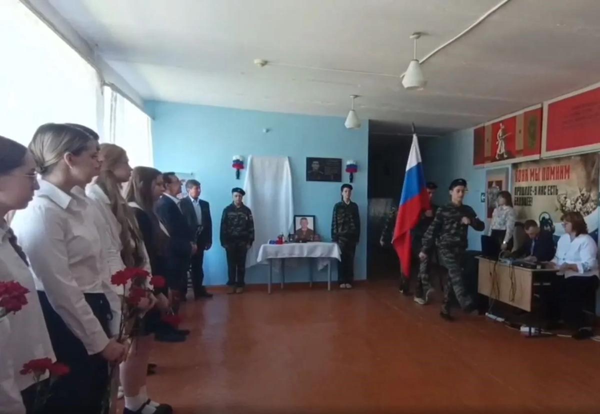 В 3-й школе Октябрьского открыли мемориальную доску герою СВО Евгению Медведеву