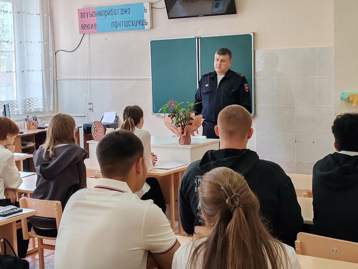 Студентам Кировского округа рассказали о службе в органах внутренний дел