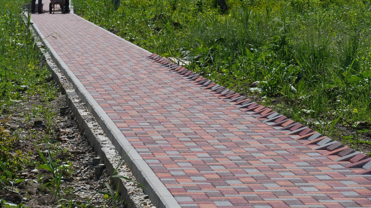 В хуторе Прогресс строят новый тротуар
