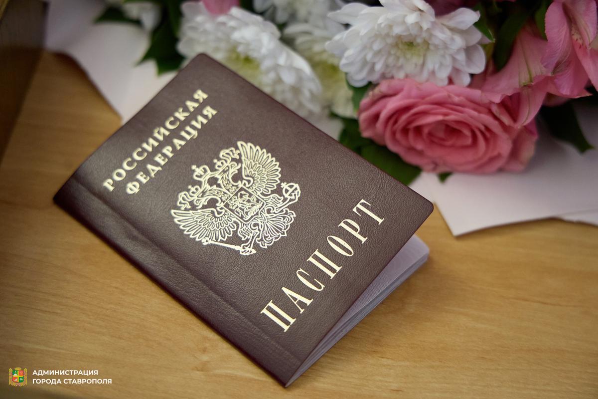 Я достаю из широких штанин...