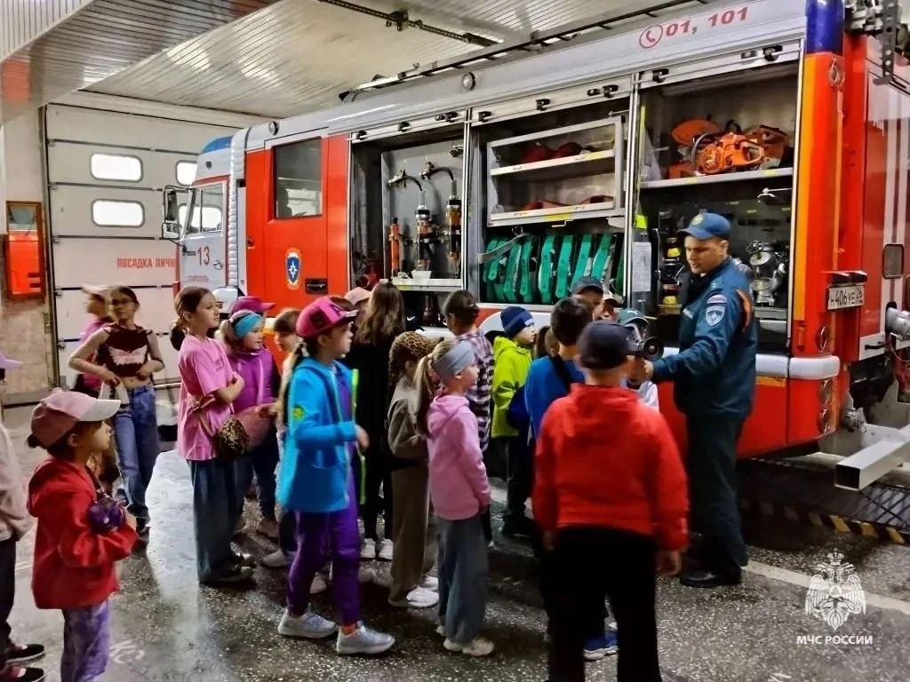 Пожарно-спасательные части МЧС провели экскурсию для маленьких ставропольцев