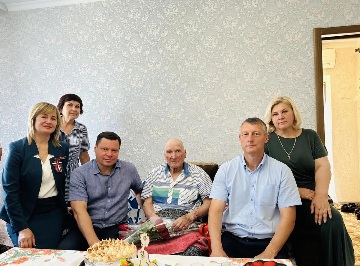 В Советском округе ветеран отмечает вековой юбилей