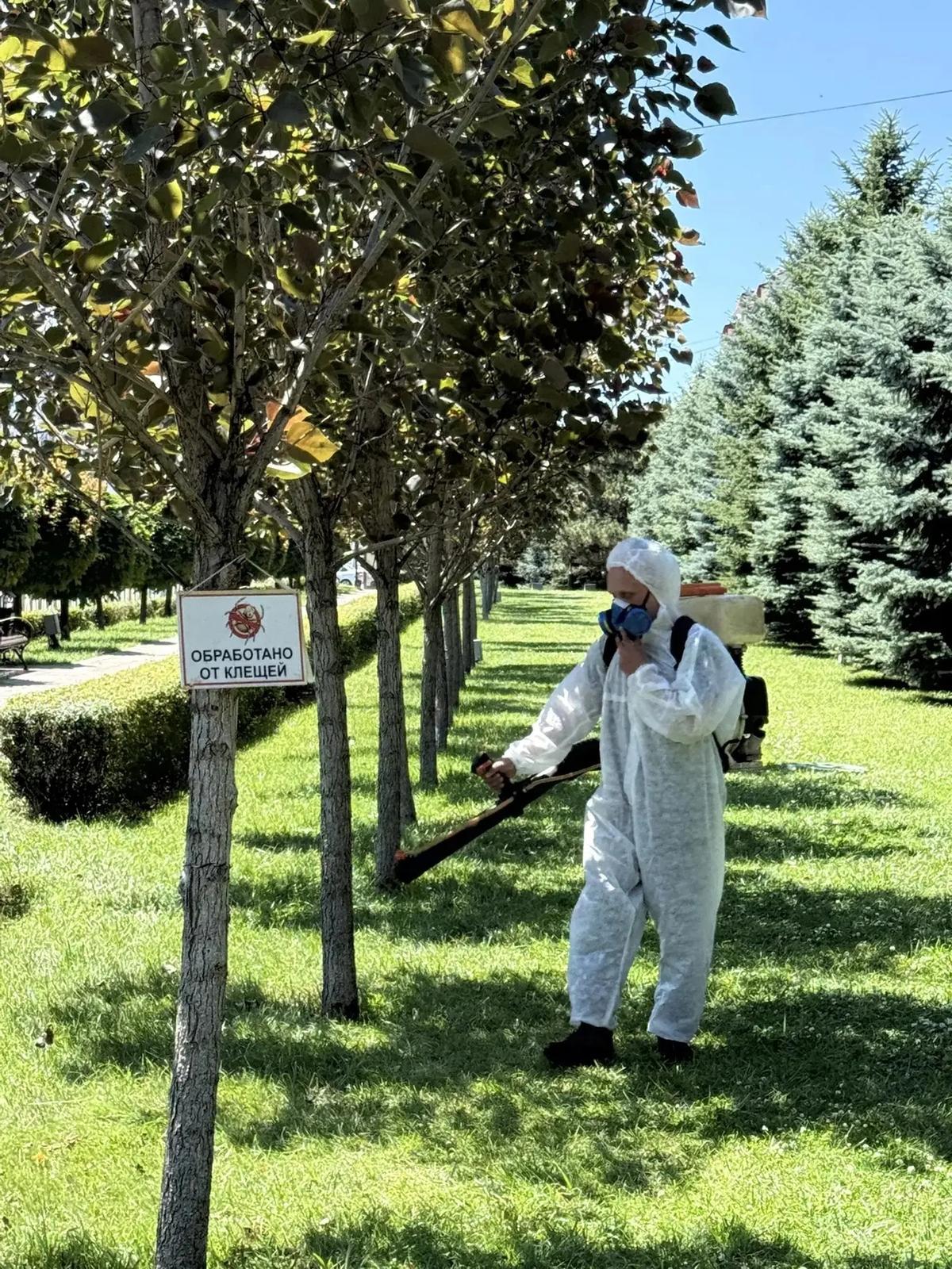 В Ставрополе провели акарицидную обработку 140 га общественных локаций от клещей