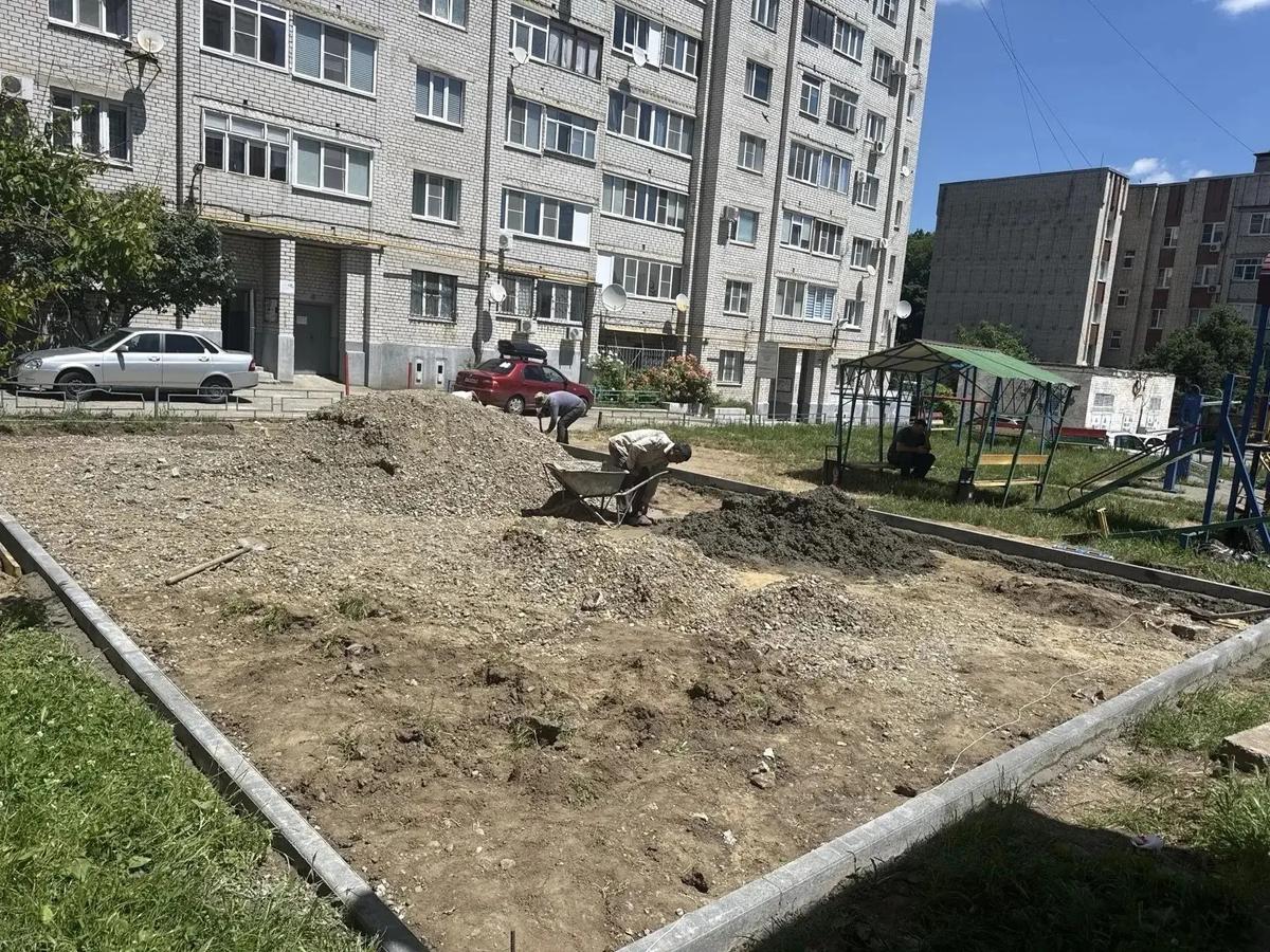 В Ставрополе обновляют дворовые территории и детские площадки