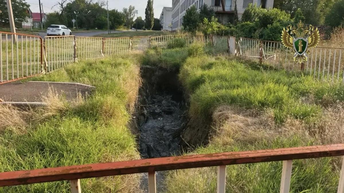 На улице Ленина Георгиевска месяцы не устраняли обрушение коллектора канализации