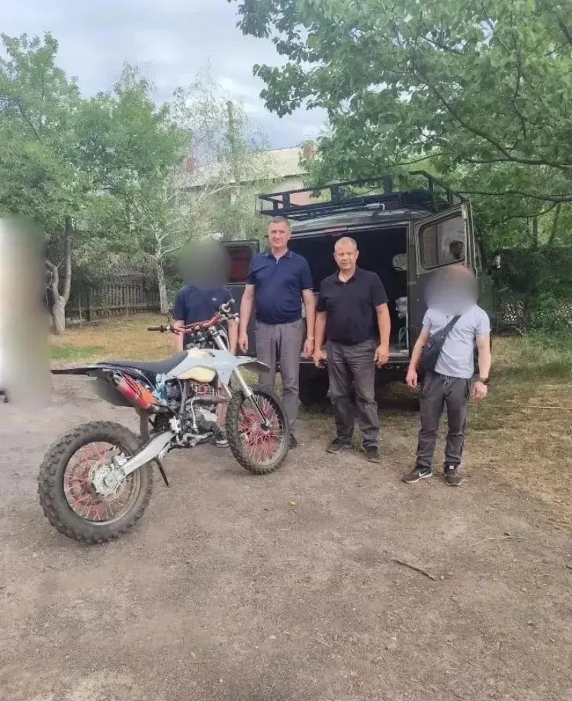 Волонтеры Изобильненского округа передали мотоцикл с гумконвоем бойцам СВО