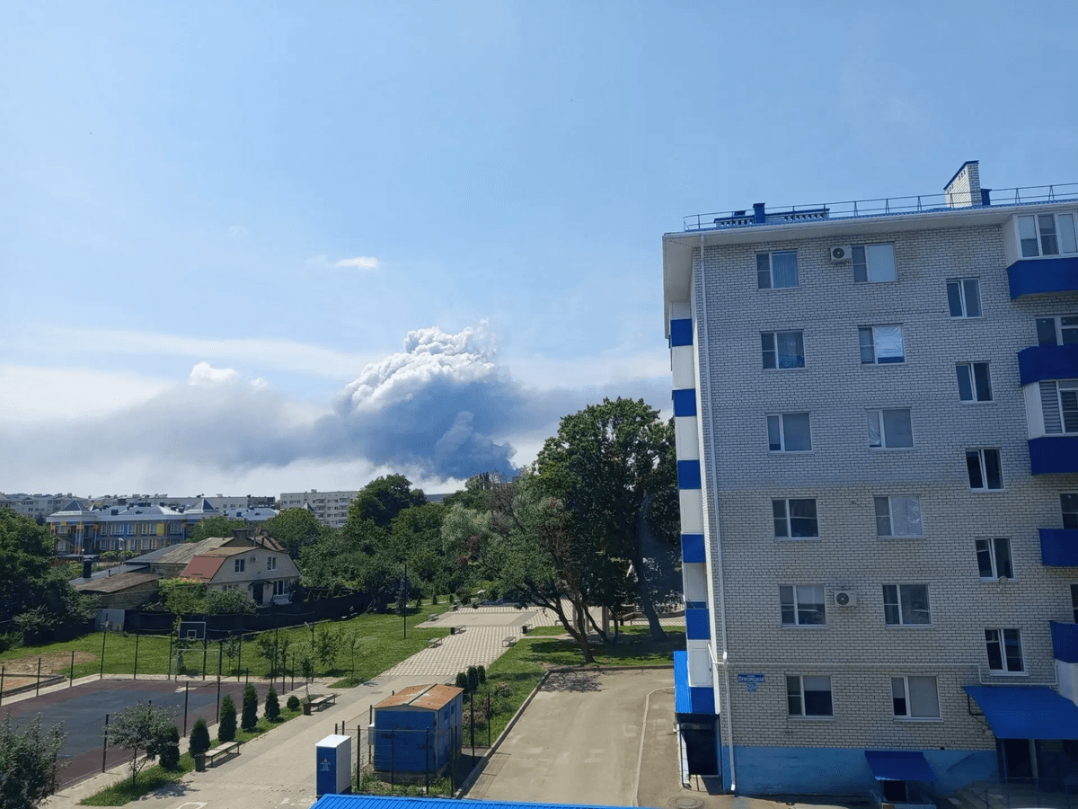 В Ставрополе на сильном пожаре в складе пострадал человек