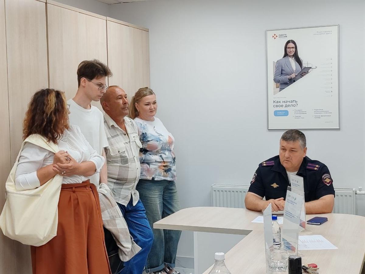 В Кировском округе правоохранители приняли участие в ярмарке трудоустройства