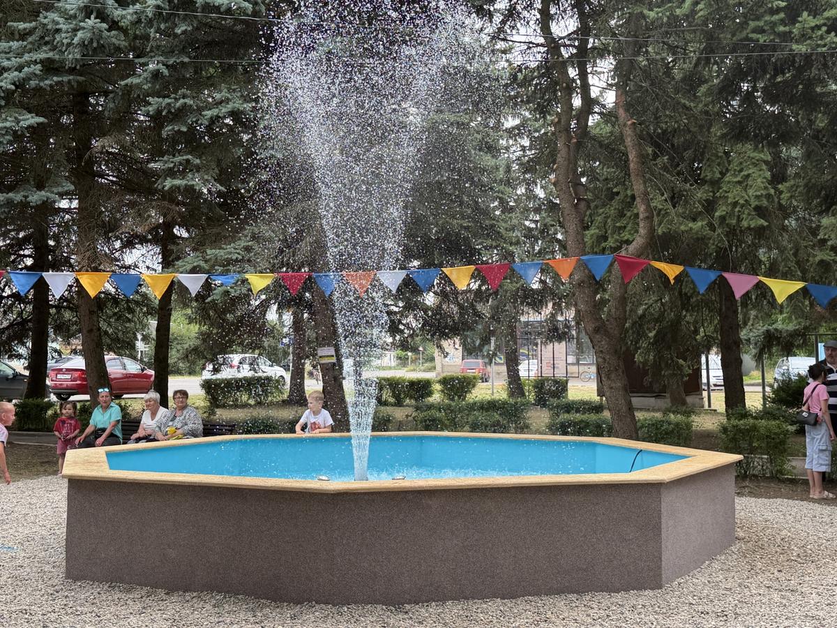 По идее самих жителей поселка Фазанный с населением 1150 человек открыли фонтан