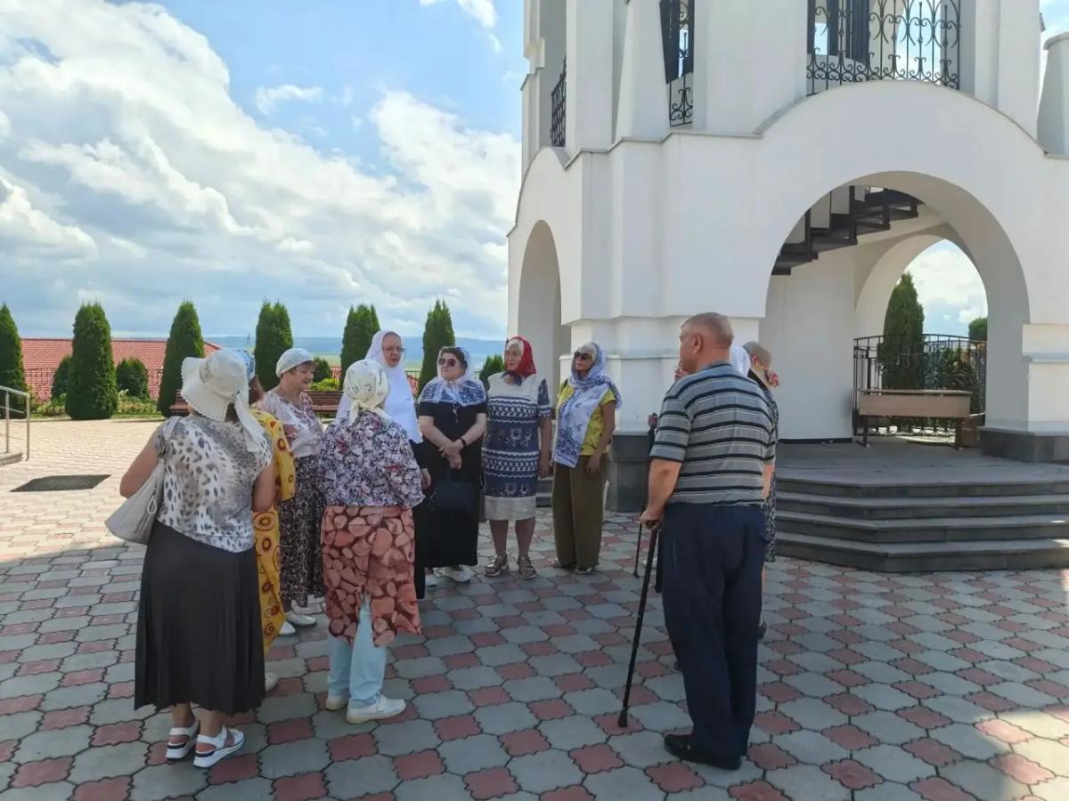 Пожилым жителям показали Свято-Георгиевский женский монастырь около Ессентуков