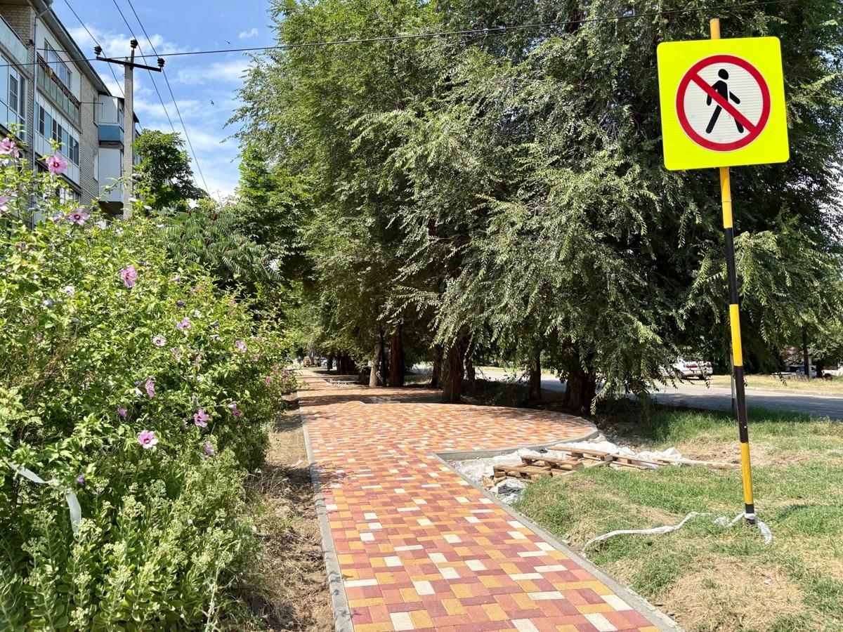 В Светлограде благоустраивают пешеходную зону по нацпроекту