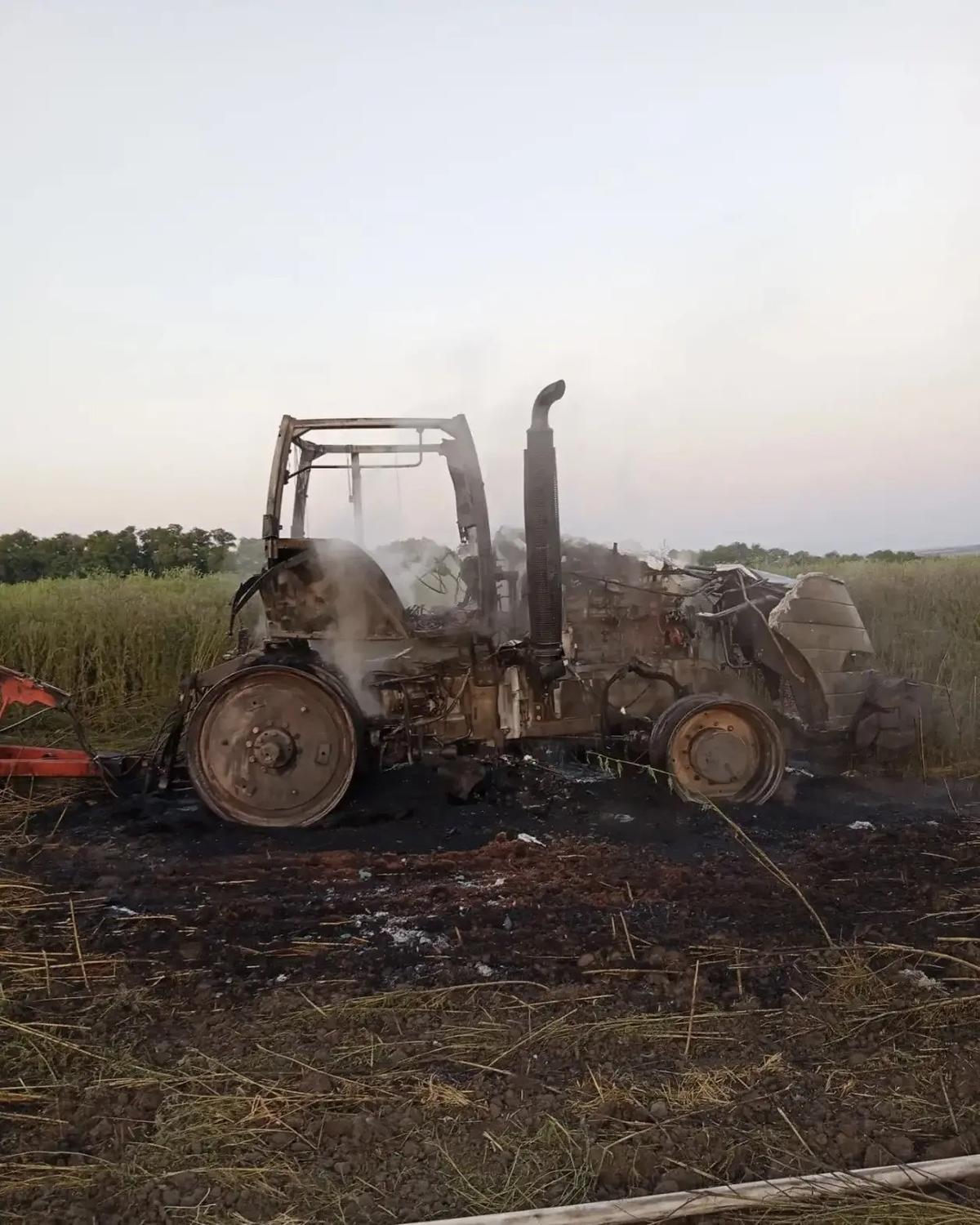 Трактор загорелся в поле на Ставрополье