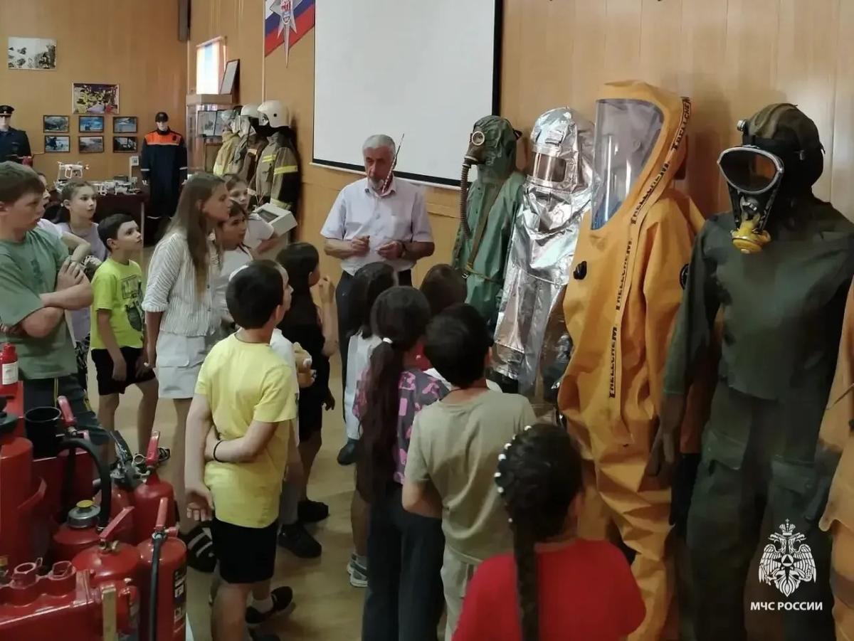 Ученики воскресной школы в Ставрополе посетили музей пожарной охраны МЧС