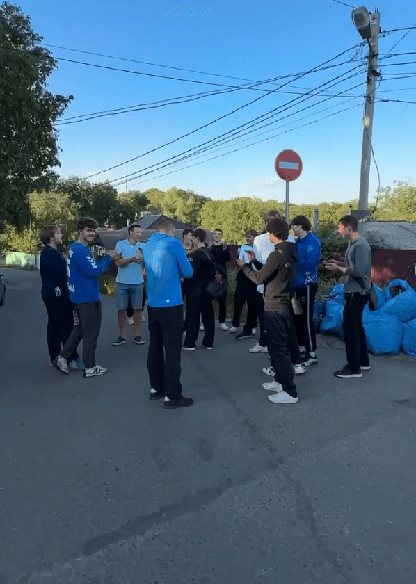 Молодые гандболисты навели порядок в огороде у пенсионерки из Ставрополя