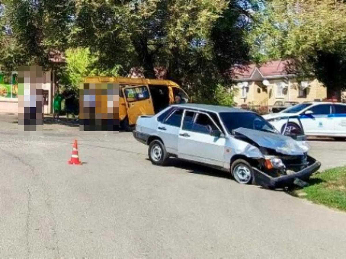 После ДТП с пассажирской ГАЗелью на Ставрополье госпитализированы два участника