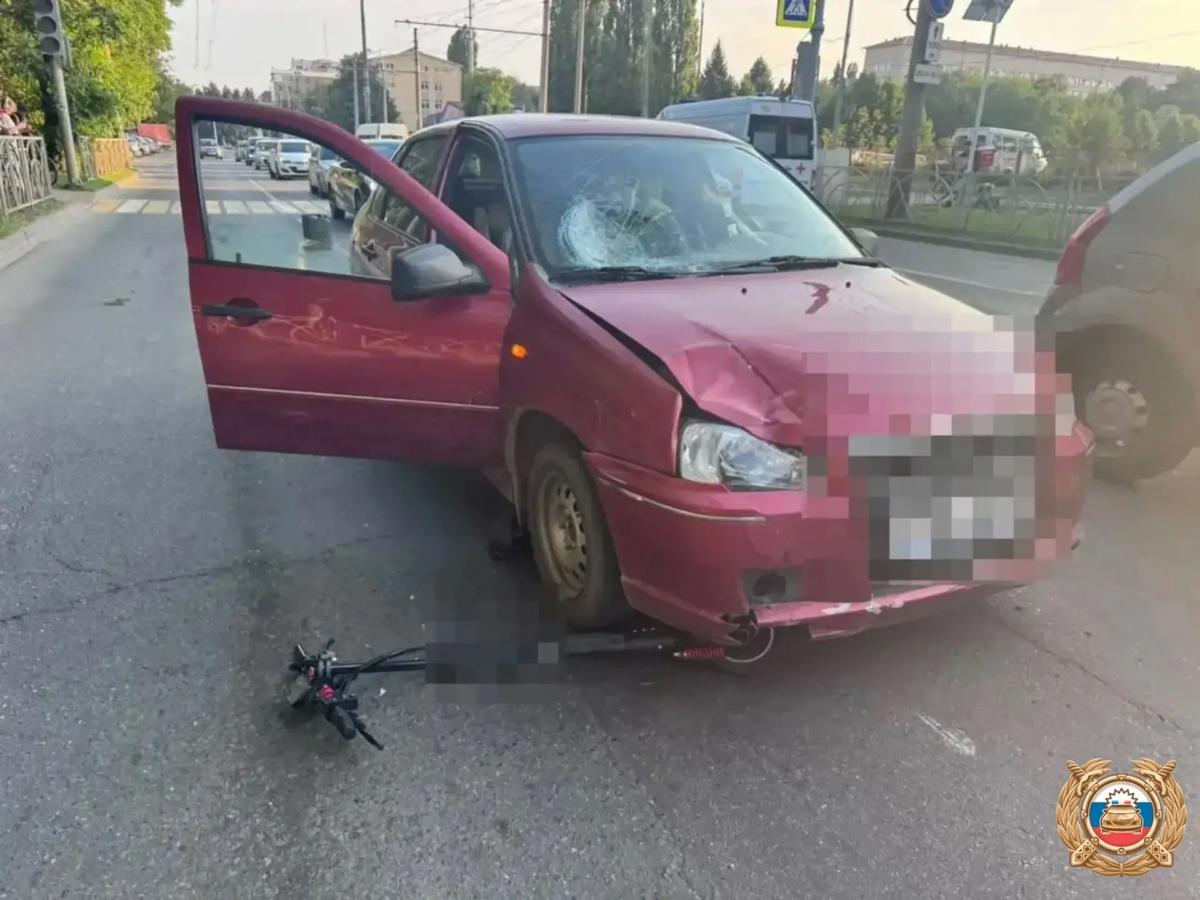 В Ставрополе самокатчик-нарушитель попал под колеса машины