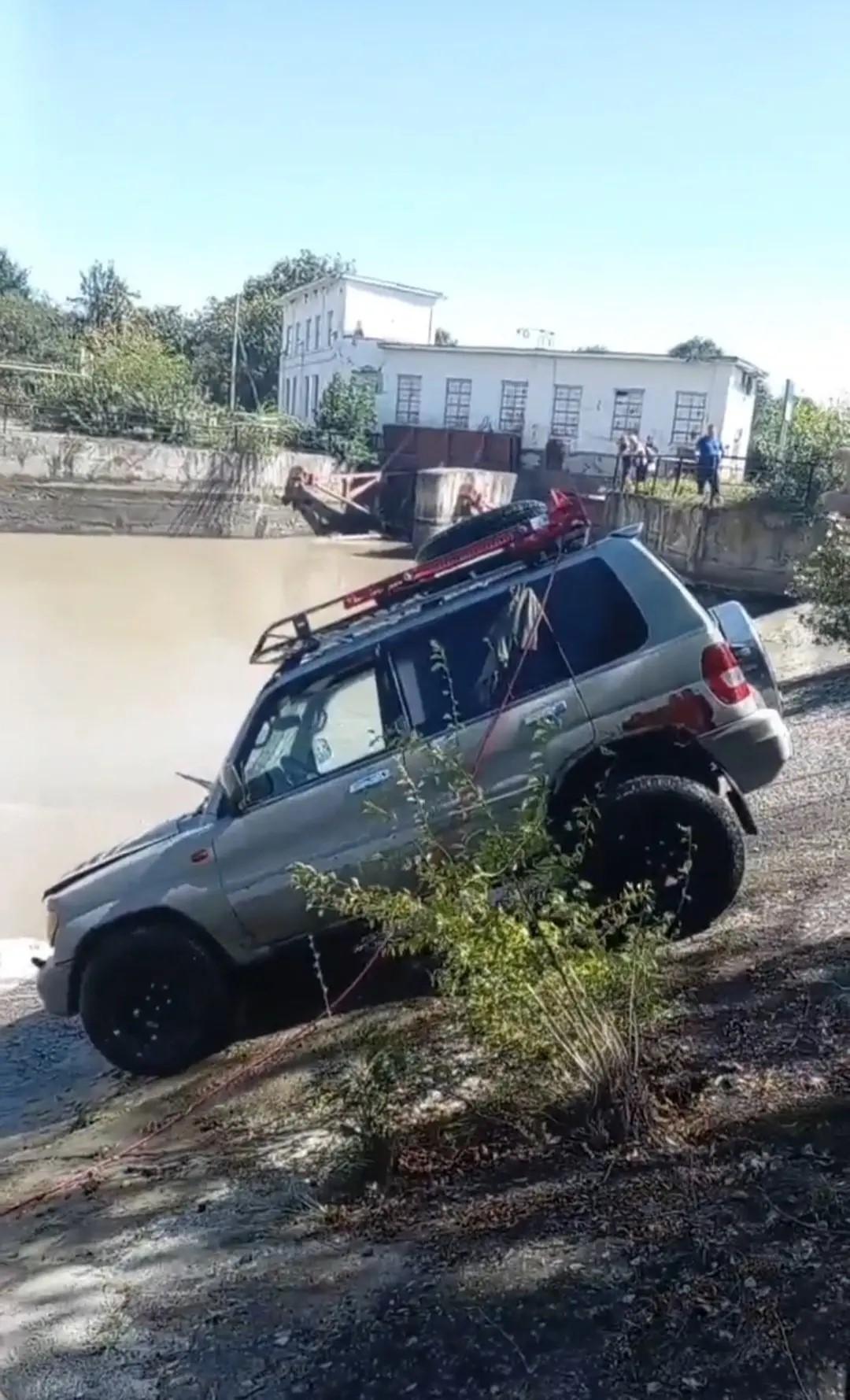 В Невинномысский канал упал внедорожник: водитель погиб, пассажиры выжили
