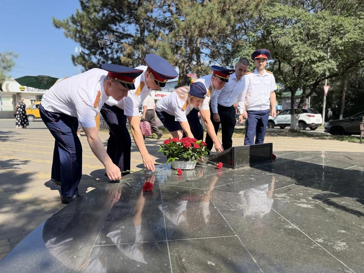 В День памяти и поминовения в Минводах возложили цветы на месте давнего теракта