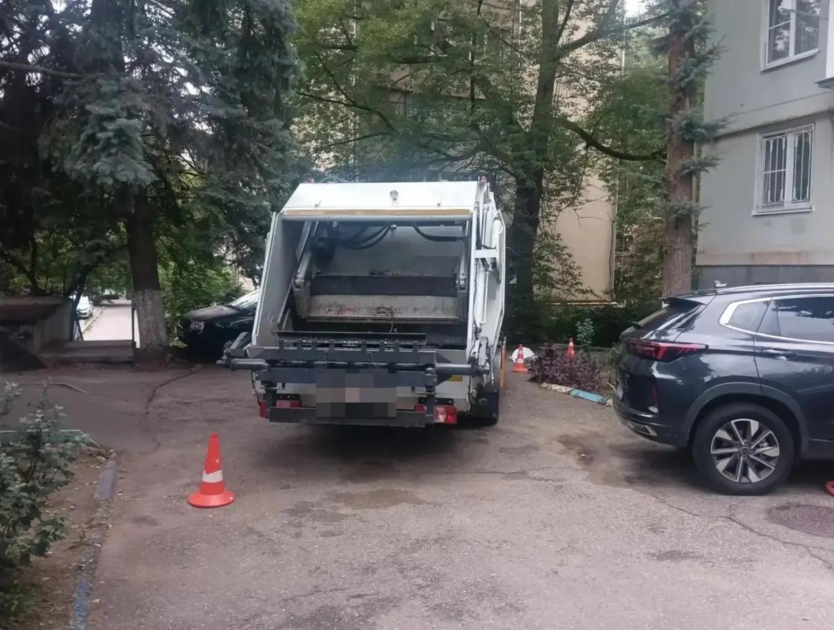 В Кисловодске под колесами мусоровоза погиб мужчина