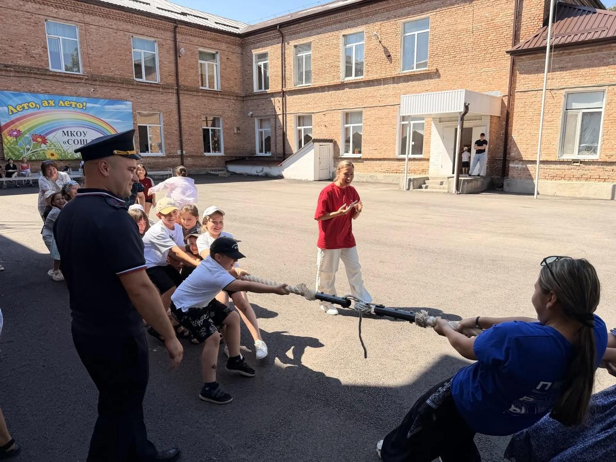 В Кировском округе в пришкольном лагере прошла «Зарядка со стражем порядка»