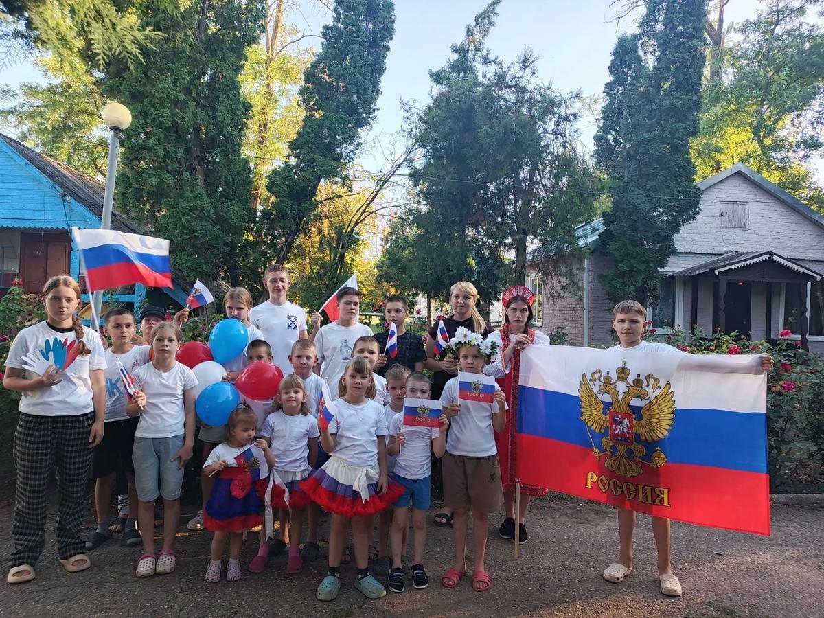 В детском доме Преградного провели познавательный час в честь Дня флага