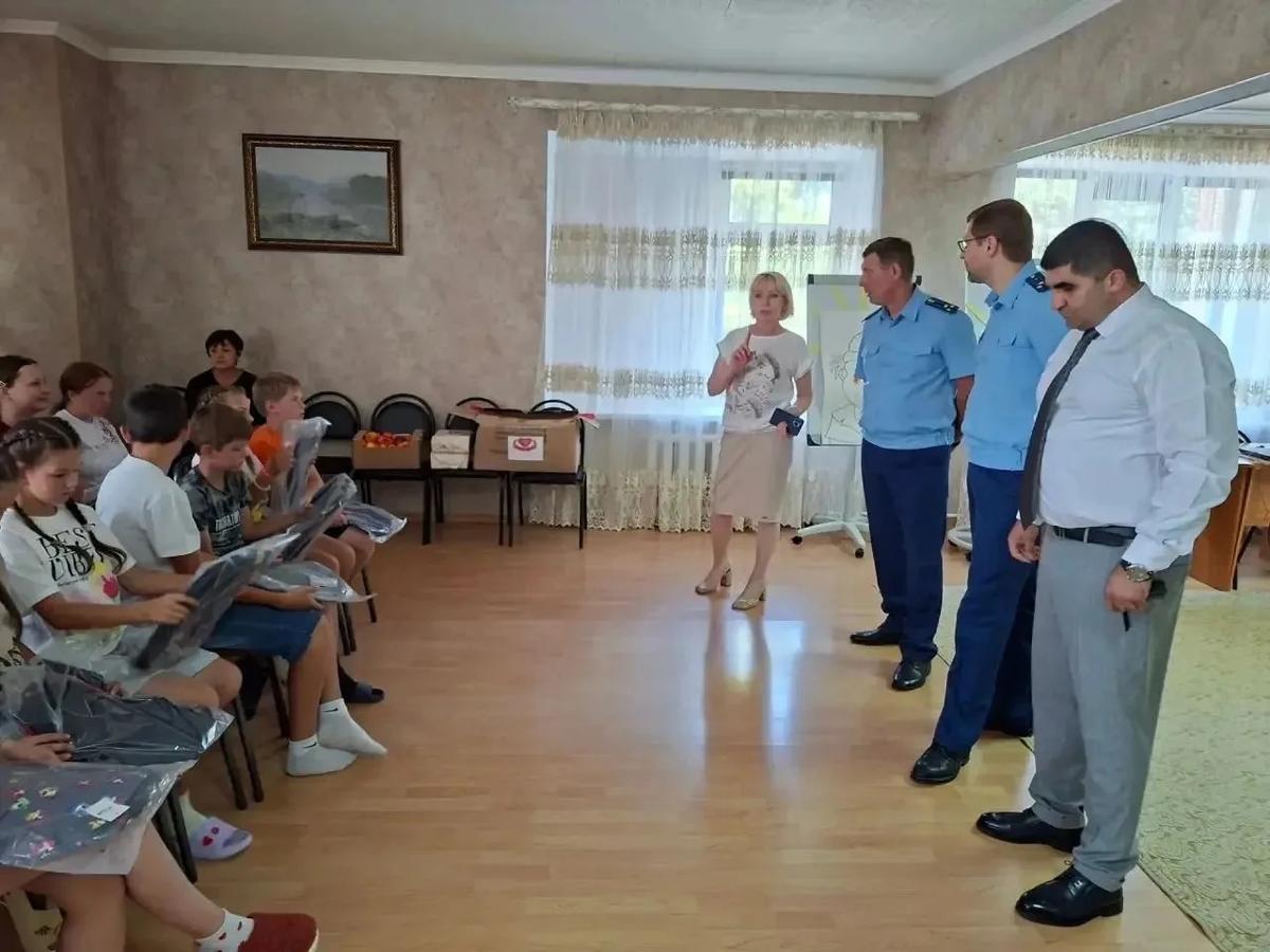 На Ставрополье прокуроры приехали в детский дом с проверкой и поздравлениями