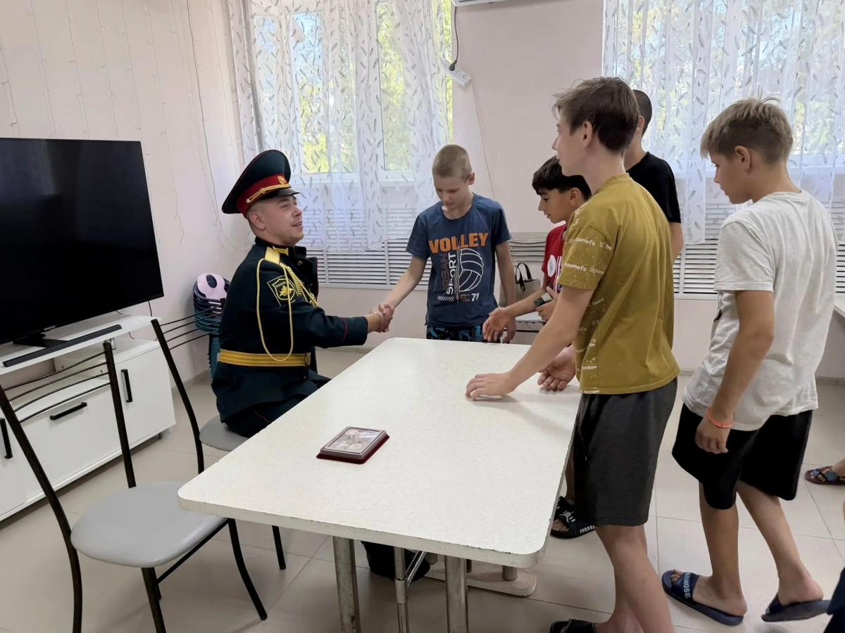 В Георгиевске к воспитанникам детского дома №30 пришли в гости бойцы СВО