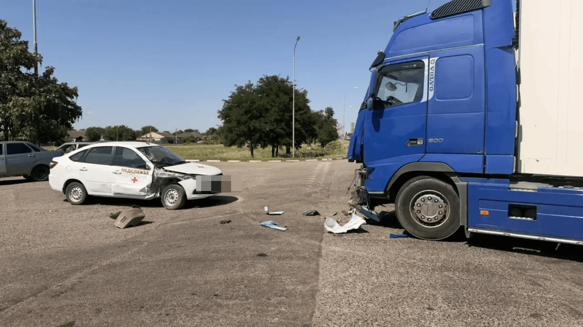 На Ставрополье автомобиль скорой помощи с пациентами попал в смертельное ДТП