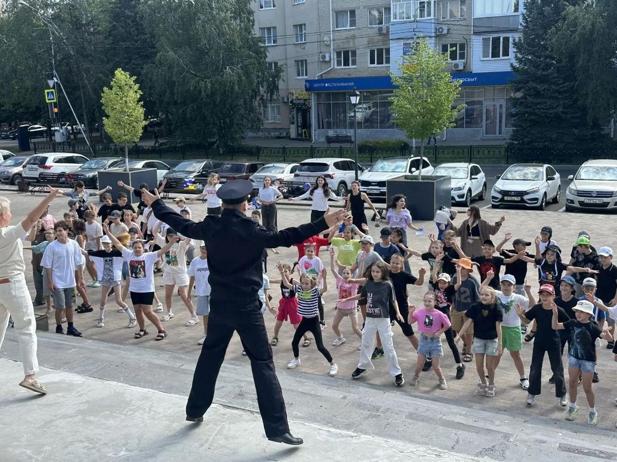 В «Лесной поляне» и ДДТ Ставрополя дети участвовали в «Зарядке со стражем порядка»