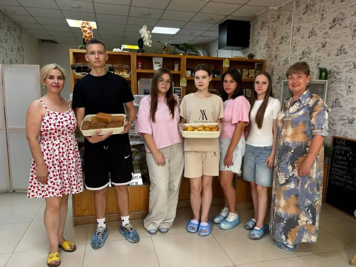 Ученики агрокласса станицы Советской в пекарне узнали процесс выпечки без глютена