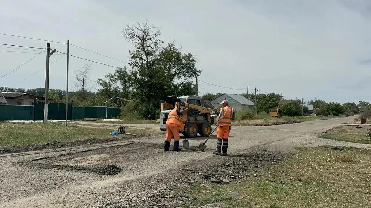В поселке Рассвет на Ставрополье приступили к ремонту дорожного полотна