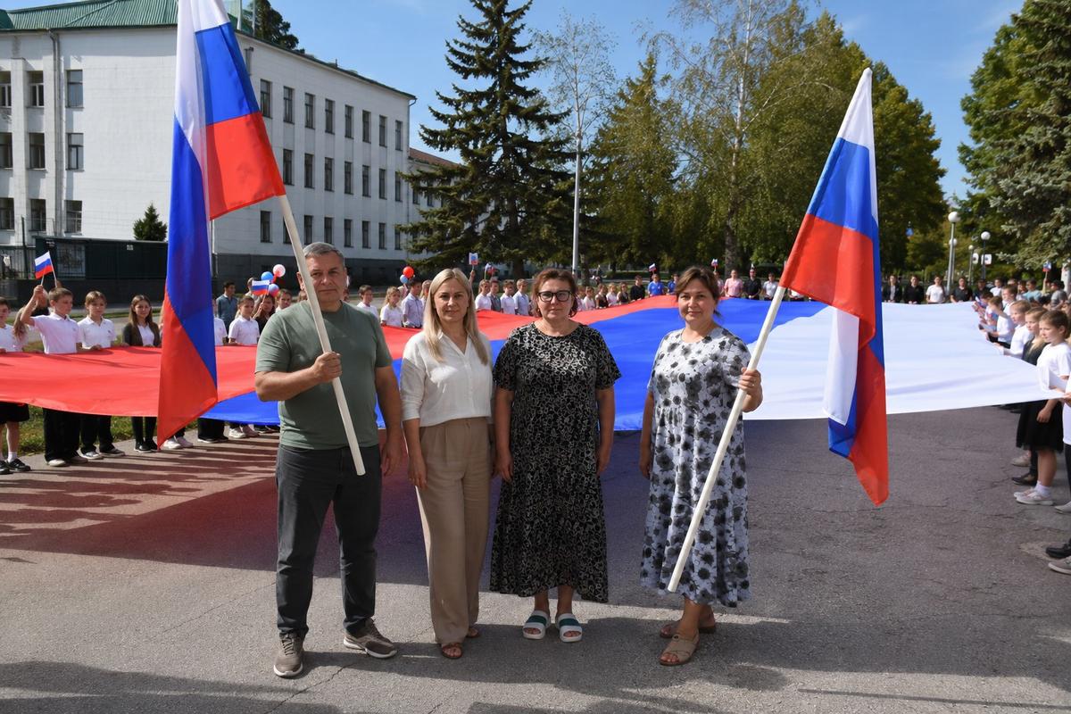 Жители Предгорья и ЛНР в честь праздника развернули флаг России