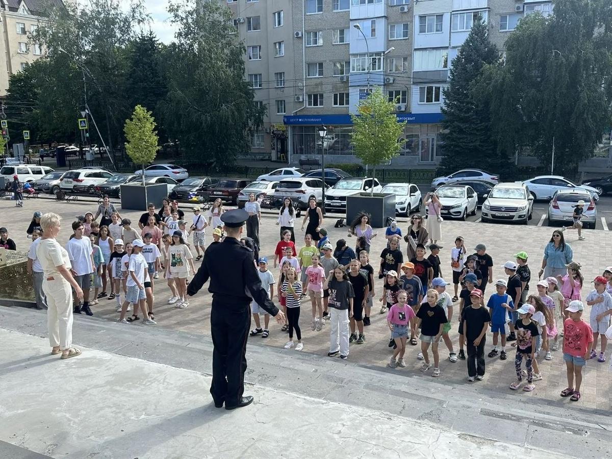 В Ставрополе полицейские провели зарядку в двух детских лагерях