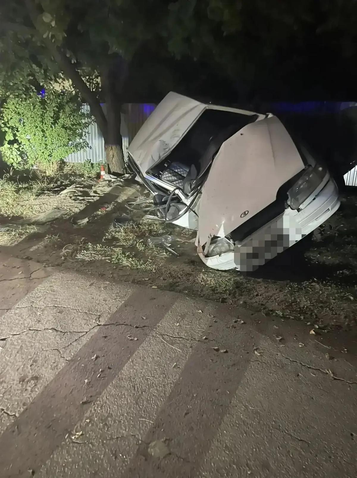 В Солнечнодольске подросток взял у родителей автомобиль и врезался в дерево