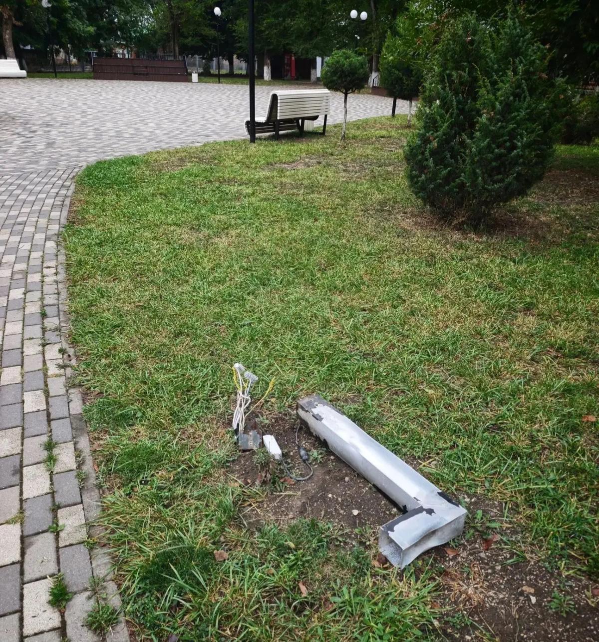 В Новопавловске подростки испортили оборудование в парке, и попали на камеры