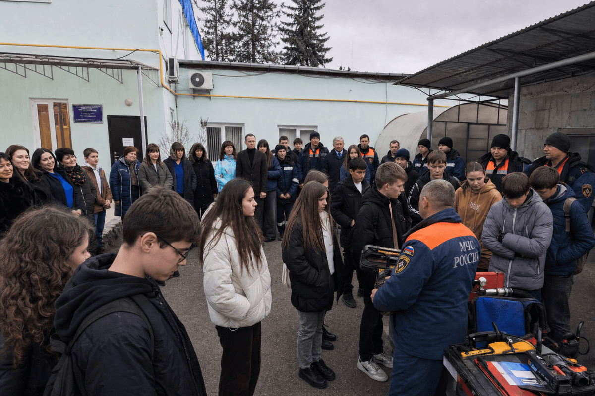 Школьники Предгорного округа испытали профессию спасателя на практике