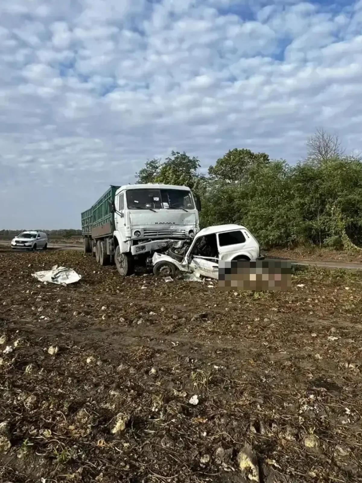 В поле на Ставрополье при столкновении с грузовиком погиб водитель внедорожника