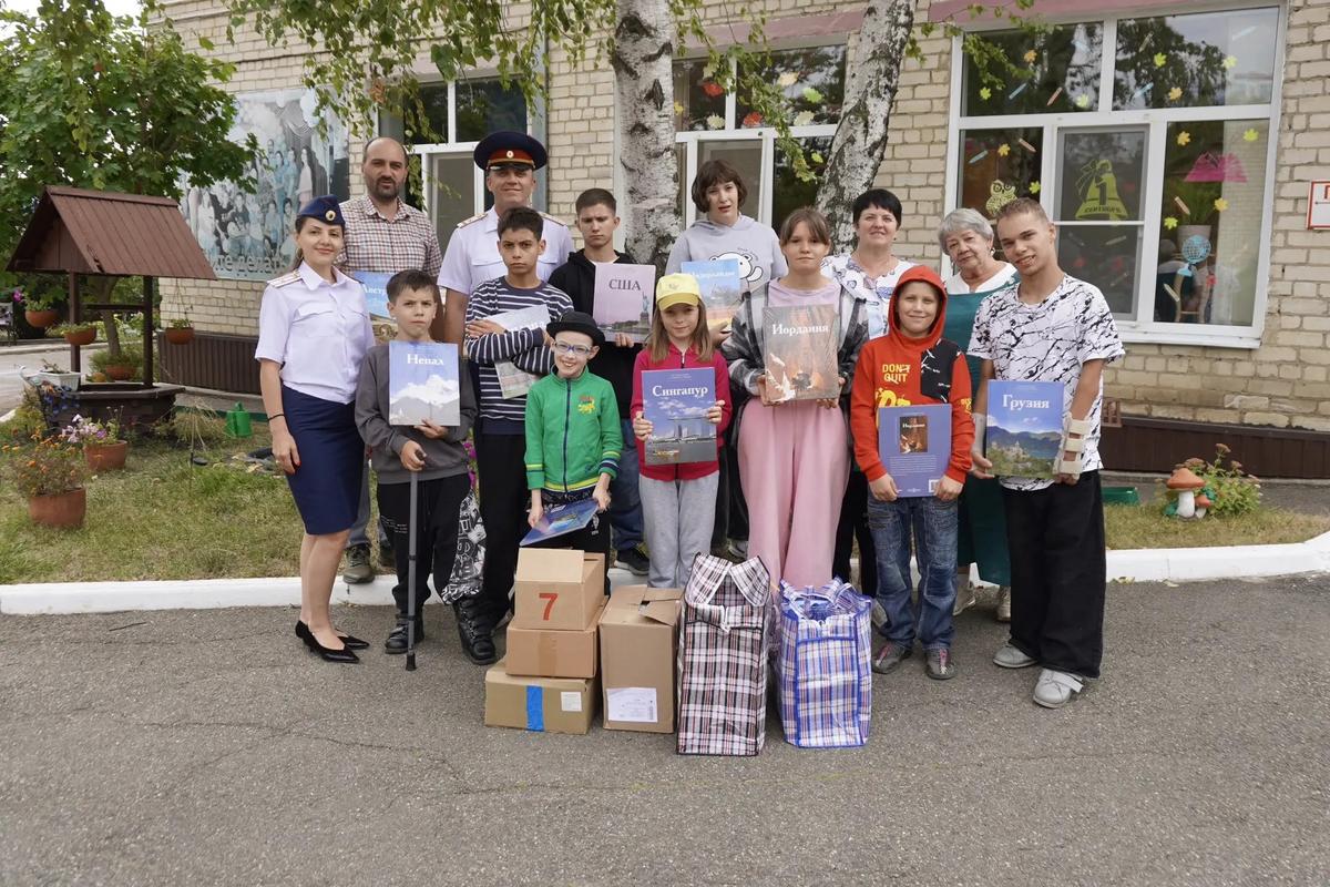 Ставропольские сотрудники УФСИН навестили ребят из детских домой